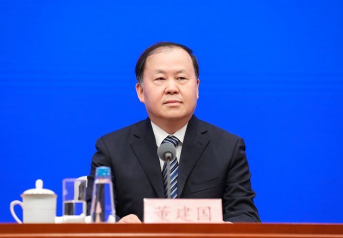 穿着西装笔挺的男子正在演讲描述已自动生成