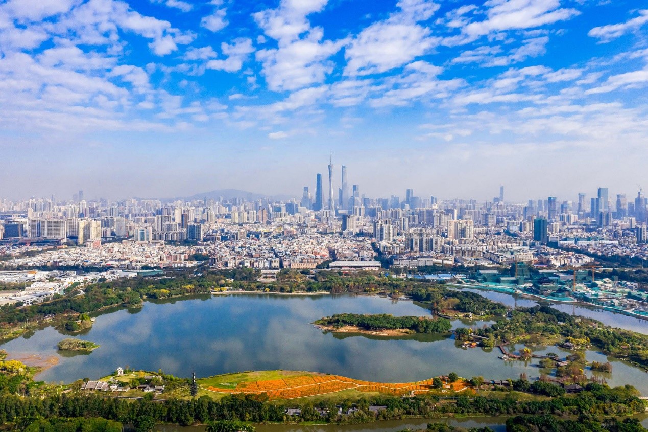 河边城市的风景AI 生成的内容可能不正确。