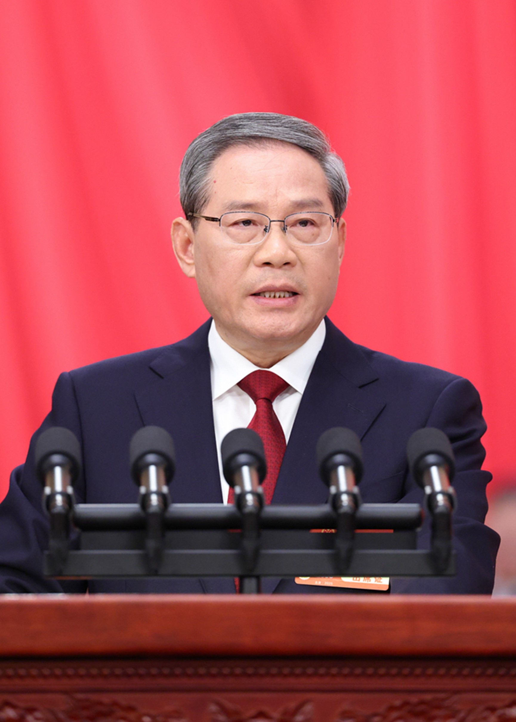 穿着西装笔挺的男子正在演讲AI 生成的内容可能不正确。