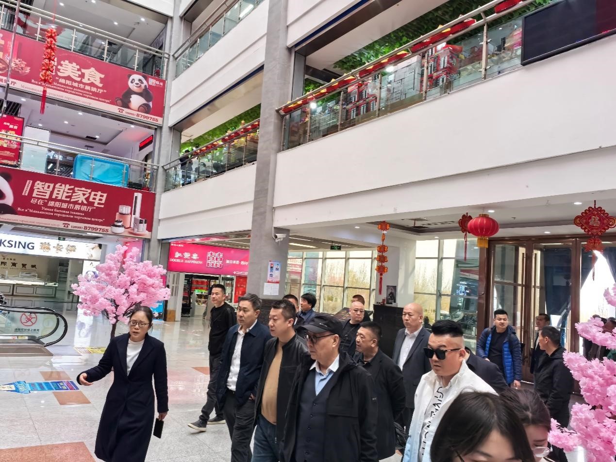 人们走在街头AI 生成的内容可能不正确。