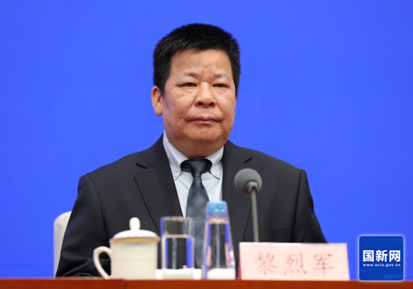 穿着西装笔挺的男子与配字描述已自动生成