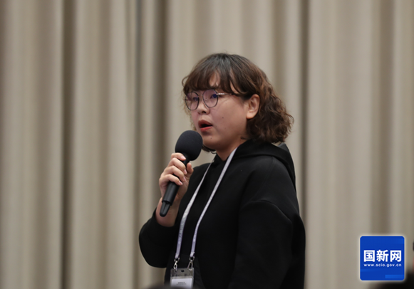 图片包含 人, 窗帘, 室内, 女人描述已自动生成