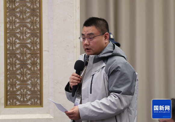 图片包含 游戏机, 男人, 站描述已自动生成