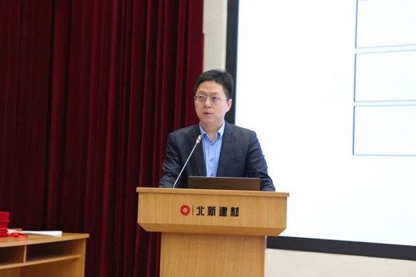 男人站在桌子上中度可信度描述已自动生成