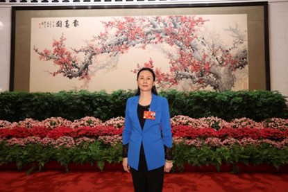 图片包含 草, 站, 蓝色, 地毯描述已自动生成