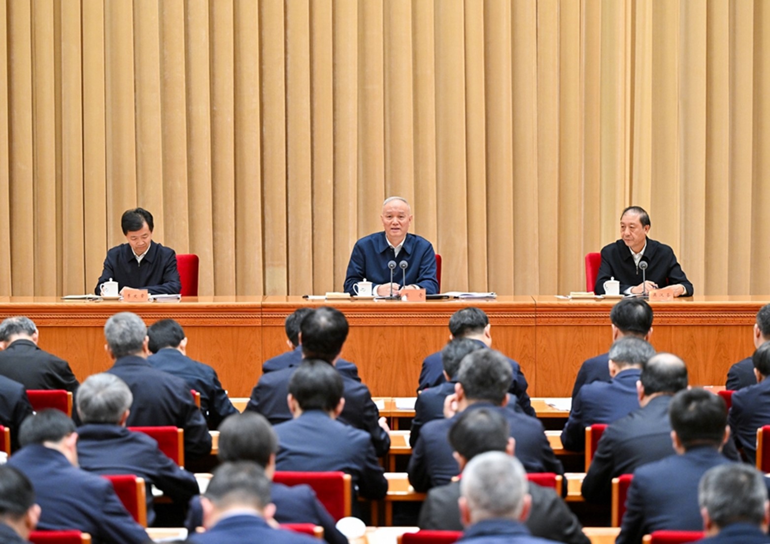 礼堂里有许多人AI 生成的内容可能不正确。