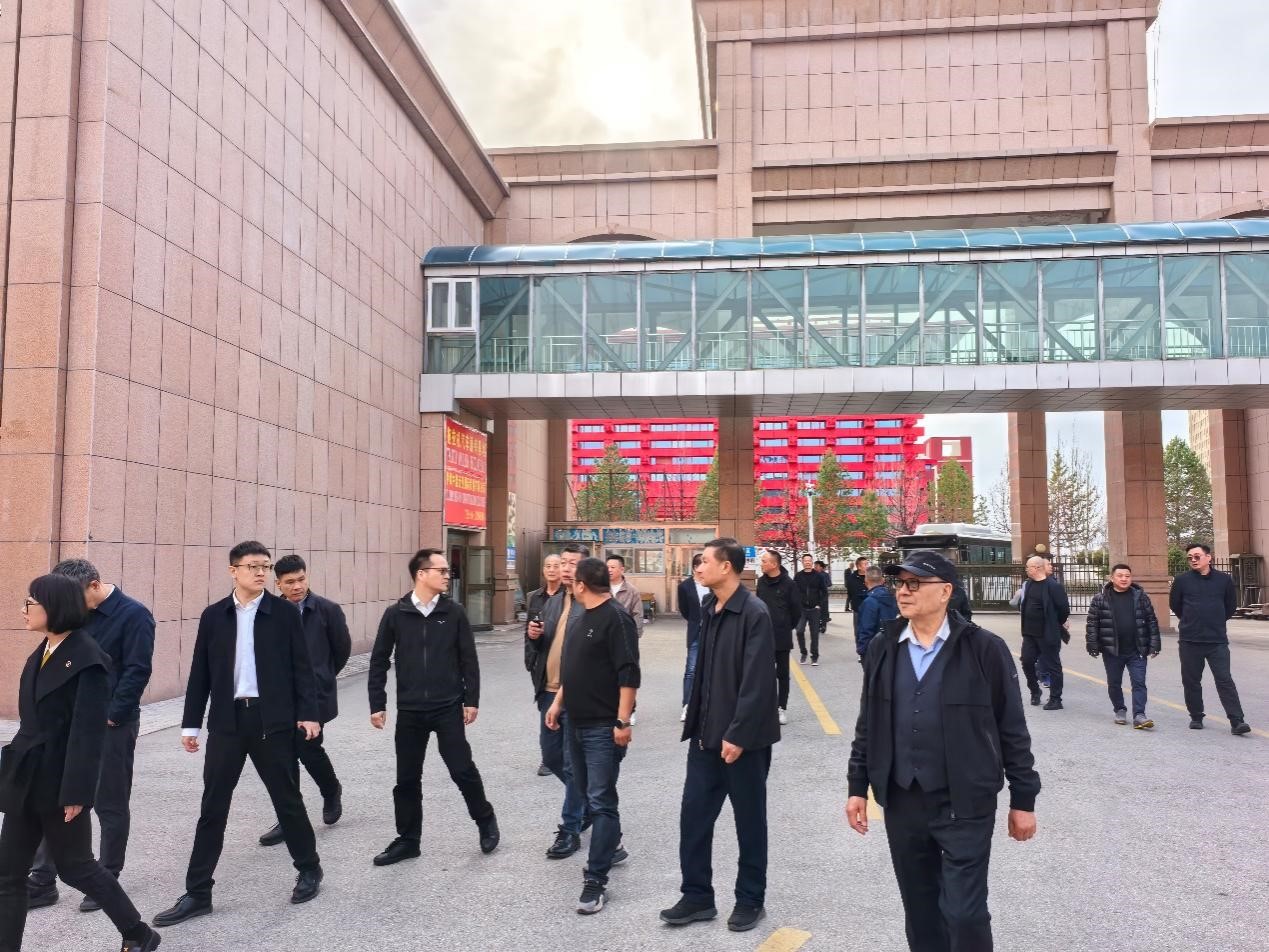一群人在街道上行走AI 生成的内容可能不正确。