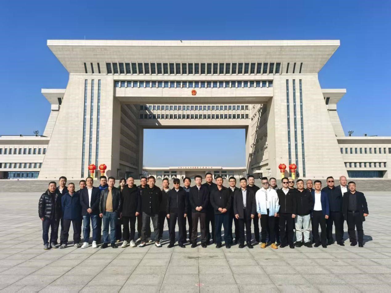 一群人站在建筑前AI 生成的内容可能不正确。