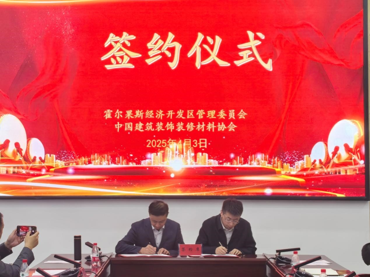 一群人在餐厅吃饭AI 生成的内容可能不正确。
